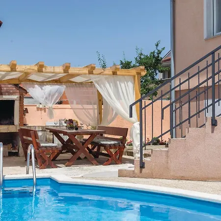Holiday home Cozy Home In Pula With Kitchen