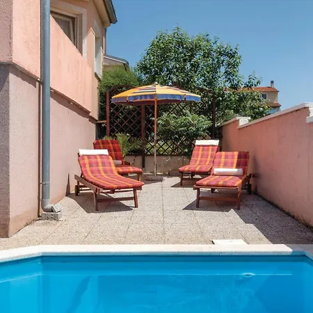 Holiday home Cozy Home In Pula With Kitchen