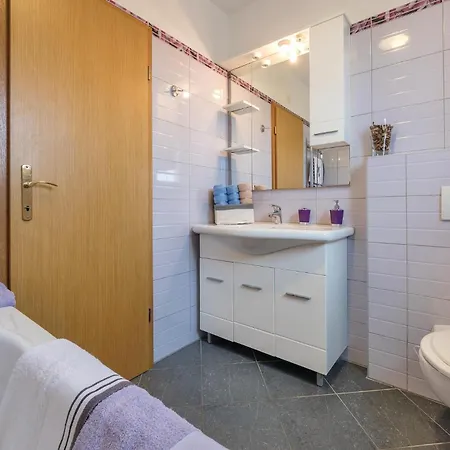 Vikendica Cozy Home In Pula With Kitchen Pula