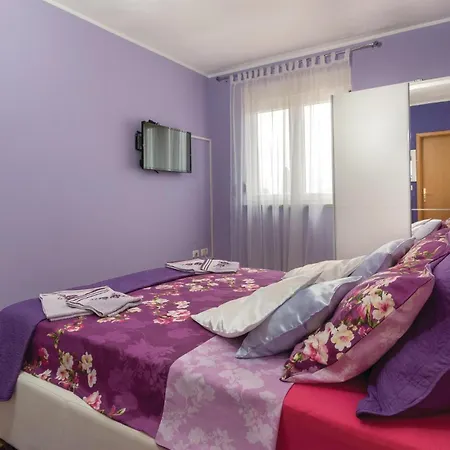 Semesterbostad Cozy Home In Pula With Kitchen