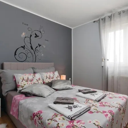 Cozy Home In Pula With Kitchen