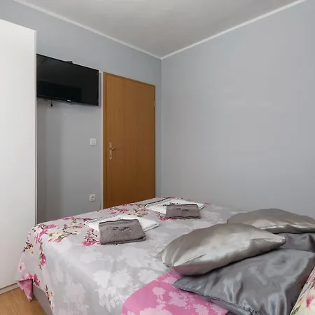 Cozy Home In Pula With Kitchen Semesterbostad